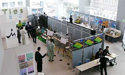 15日まで三条・燕地域リサーチコアで開かれている三条テクノスクールの修了制作展「巣立ち2006」