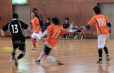 11、12の2日間、三条市下田体育館で開かれた三条市サッカー協会主催2005社会人フットサル大会