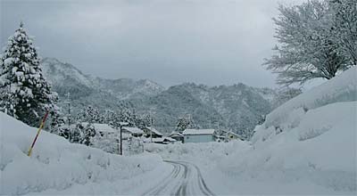 12日午後、三条市下田地区、庭月の漢学の里付近の一面の雪