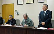 記者会見する右から馬場副会頭、住谷小売商業部会長、石橋サービス部会長