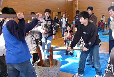 20日、旭小学校で行われた旭地区子ども育成会の「雪ん子フェスティバル」