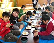 自分でついたもちを豚汁とかも汁で「いただきまーす!」