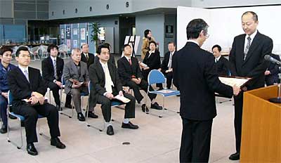 23日行われた2006新潟県燕市物産デザインコンクールの表彰式