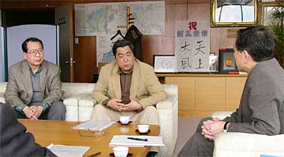 左から椎名さん、瀧沢さん、高橋三条市長