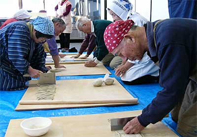 25日、庭月庵「悟空」で行われた手打ちそばまつり