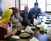 打ち立てのそばをさっそく試食