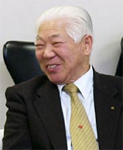 調印後、ふるさと三条への思いなどを話す捧理事長