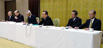 9日、マニフェスト発表で会見する高橋燕市長と支援者