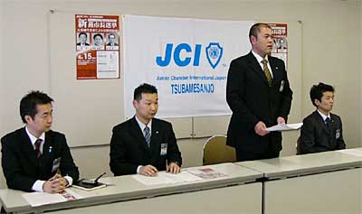 31日、新燕市長選の公開討論会開催で記者会見する燕三条青年会議所、左から小林副理事長、藤井新未来創造委員長、丸山理事長、坂井無任所理事