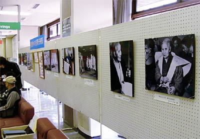 28日まで三条郵便局で開かれている「最後の越後瞽女小林ハルさんを偲ぶ写真展」