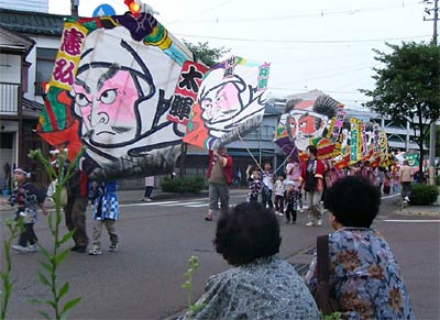 2日行われた三条凧合戦前夜祭の凧パレード