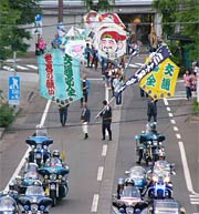 ハーレーダビッドソンに先導されて進む凧パレード