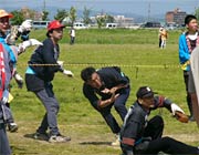 上空を優雅に泳ぐ六角凧と裏腹に地上では汗と土ぼこりの人間くさい戦い