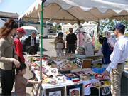 場内で六角凧の製作実演、販売を行う須藤凧屋