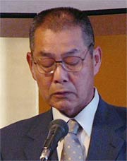 あいさつする岩片会長