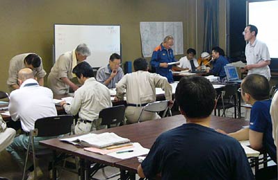 高橋市長も登庁し、第2次配備への移行の準備を進める三条市役所(7月1日午前0時44分)