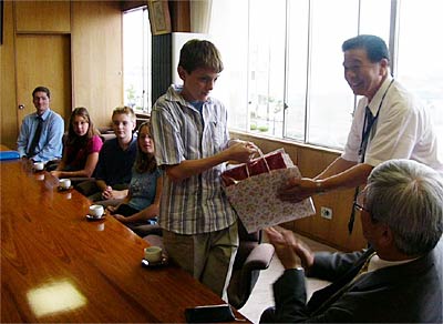 小林清燕市長から土産を受け取る交換留学生