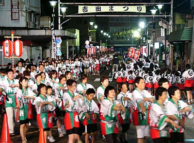 28日開幕した第49回吉田まつりの吉田民謡流し