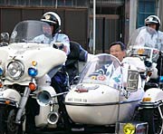 ハーレーのサイドカーに乗せてもらう高橋三条市長