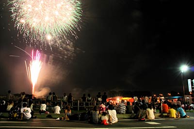 旧三条競馬場跡のわきから観覧する大花火大会