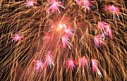 夜空に見事なまばゆい花を咲かせる花火
