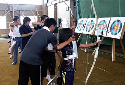 19日、燕市で開かれたアーチェリー体験教室