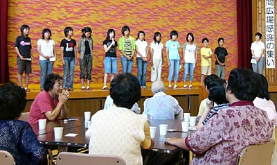 25日開かれた「お茶の間広場」の感謝の集い