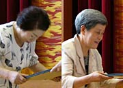 感謝状を受ける三条市ボランティア連絡協議会(左)と三条市食生活改善推進委員会(右)の代表