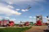 中高層建物救出・消火訓練で県の防災ヘリ「はくちょう」による救助