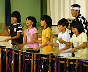 体験ワークショップで桶太鼓に挑戦する子どもたち