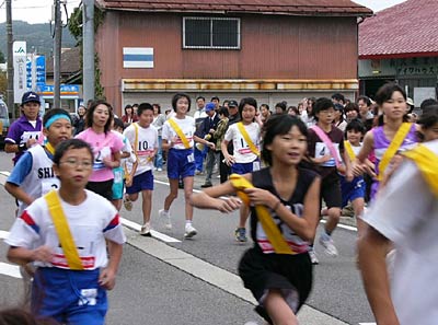 8日開かれた第2回市民駅伝競走大会で三條信用組合下田支店前を一斉にスタート
