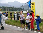 第4中継地点でたすきをつなぐ