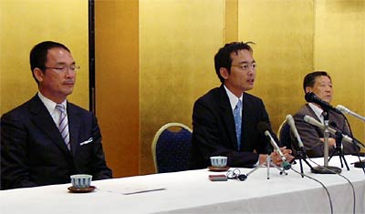 記者会見する左から後援会幹事長に就く山井氏、市長選出馬の國定氏、後援会会長に就く高橋市長