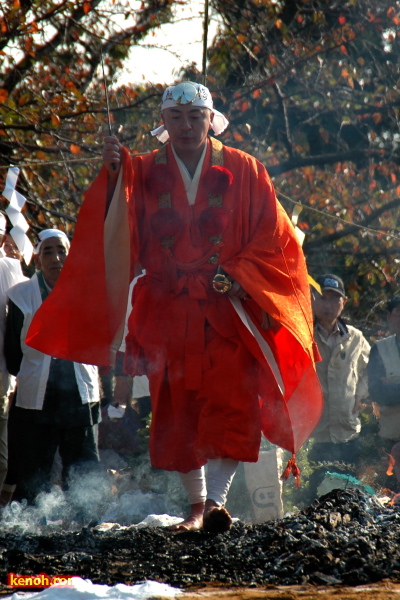 分水・国上寺の秋季大護摩と火渡り大祭