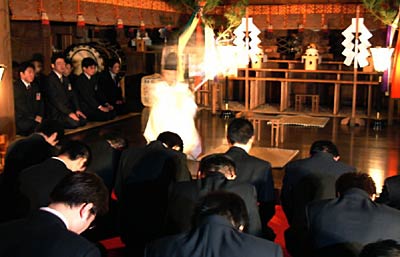 12日、加茂市・青梅神社で行われた加茂青年会議所の2007年度1月例会の神事