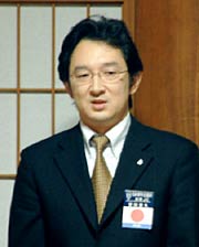 あいさつする安田理事長