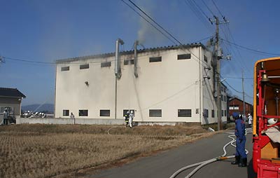 21日昼前、火事のあった燕市松橋地内の工場