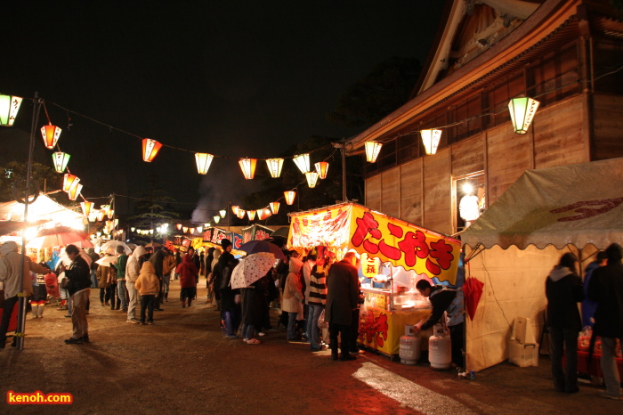 露店が並ぶ境内