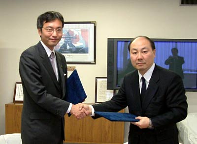 「災害時におけるレンタル機材の供給に関する協定」を締結して握手する国定市長(左)とアクティオの小沼副社長