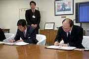 協定書に調印する国定市長と小沼アクティ副社長