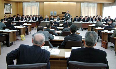 27日、燕市で開かれた市議会全員協議会