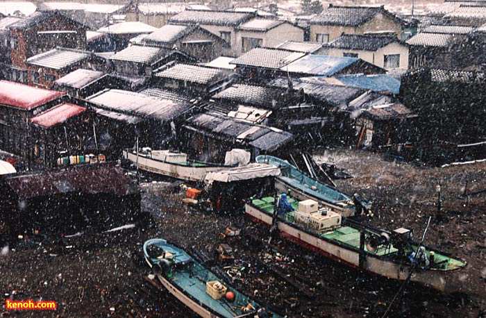 服部健「雪降る漁港」