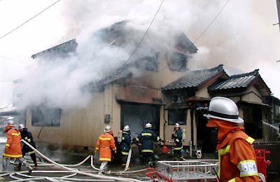 燕市燕の住宅火災の現場