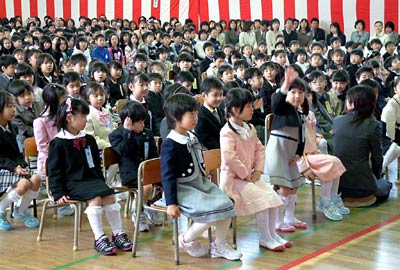 三条市内入学式で24小学校合わせて4人入学 07 4 6