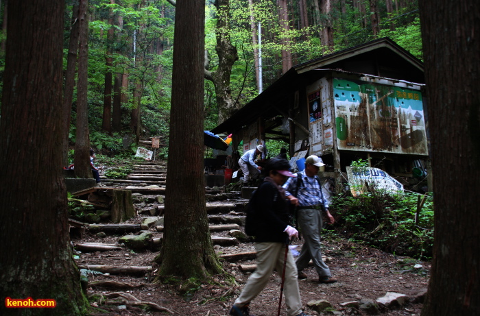 登山客に切れ目がない弥彦山登山口の茶屋