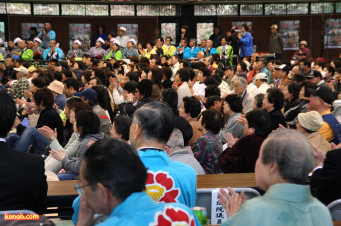 加茂市民体育館に来場した数百人の市民