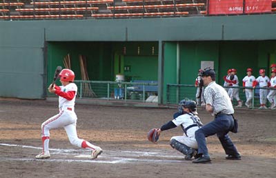 三条市スポーツ少年団の第3回春季少年野球大会、対大面小戦で攻撃する優勝の西小隼少年野球クラブ