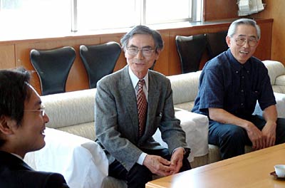 三条市に2万6000円余りを寄付した三条四日町商店街の内山会長(中央)と土田監事(右)
