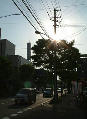 夕方になってもギラギラと日が照り続けた三条市西裏館地内、国道289号「第1産業道路 」で