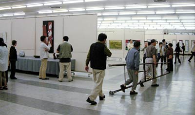 5月31日夕方、展示作業の終わって6月1日の開幕を待つばかりとなった会場